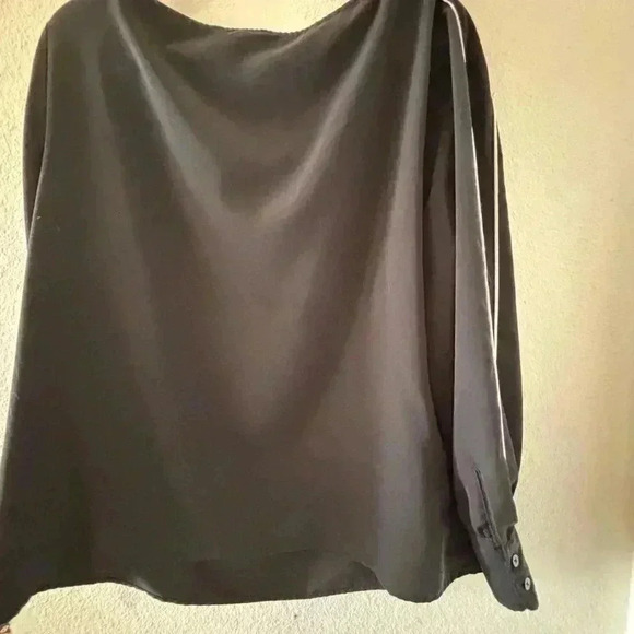 Banana Republic black/white silky long sleeve top - Picture 4 of 4